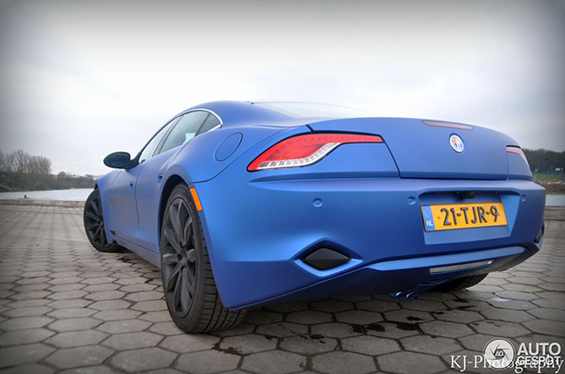 Deze matblauw Fisker Karma is de Spot van de dag