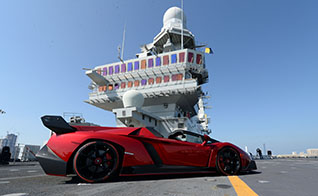Lamborghini Veneno Roadster gepresenteerd op vliegdekschip Nave Cavour