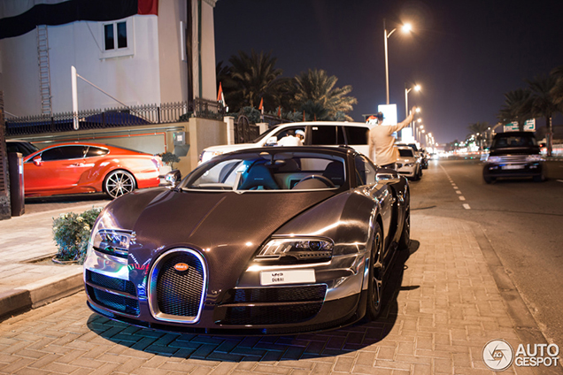 Deze Bugatti straalde eerder op de Dubai Motor Show, nu op straat! 
