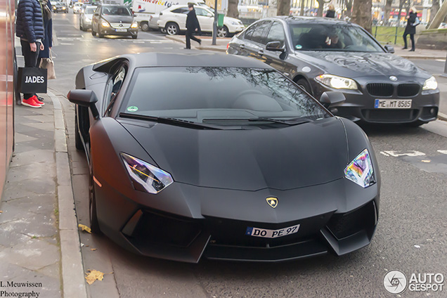 Pierre-Emerick Aubameyang gaat shoppen in zijn Lamborghini