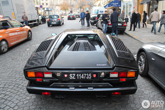 Zwarte Lamborghini Countach 25th Anniversary past prima in Parijs