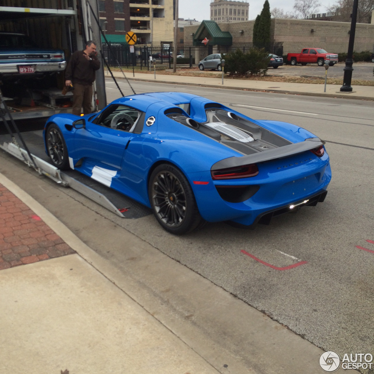 Porsche 918 Spyder is echt spectaculair in het blauw 