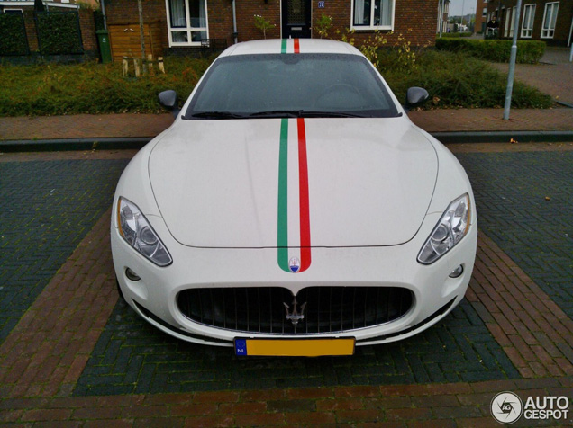 Maserati GranTurismo vliegt van de A18 af