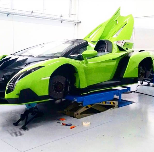 Lamborghini bouwt Veneno Roadster in de kleur Verde Singh