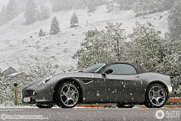 Alfa Romeo 8C Spider geniet van de sneeuw