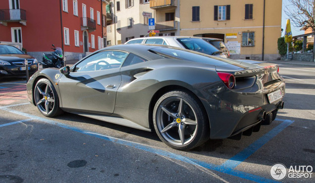 Ferrari 488 GTB krijgt vuilniszakkengrijs aangemeten