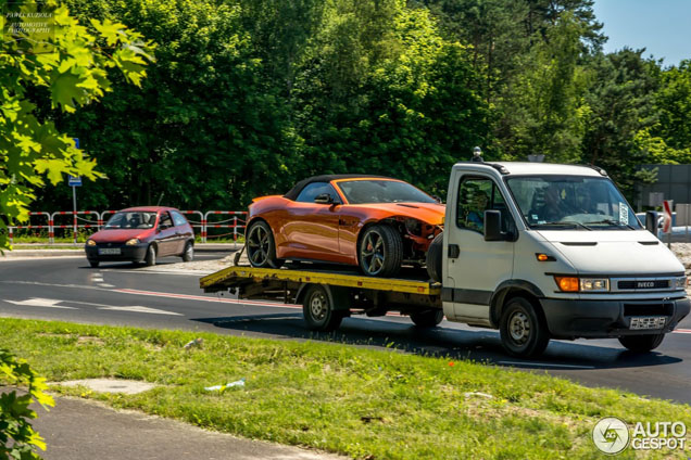 Jaguar F-Type R Convertible wordt met kapotte neus getransporteerd