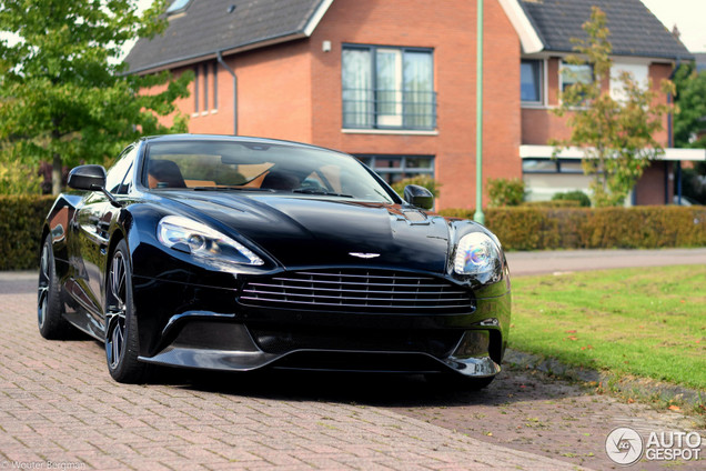 Spot van de dag: Aston Martin Vanquish in heerlijk zwart