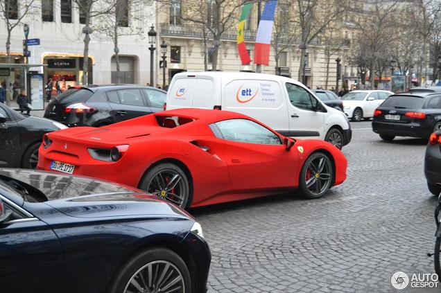 Helemaal in de kerststemming met deze velvet 488 GTB