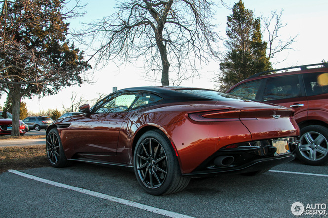 Aston Martin DB11 in Volcano Red is het helemaal