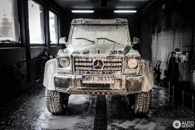 Mercedes-Benz G 500 4X4² gaat lekker in bad