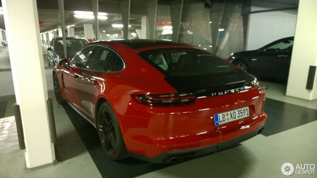 Spot van de dag: knalrode Porsche Panamera Turbo