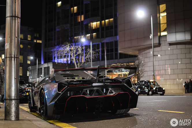 Lamborghini Veneno paradeert door Londen