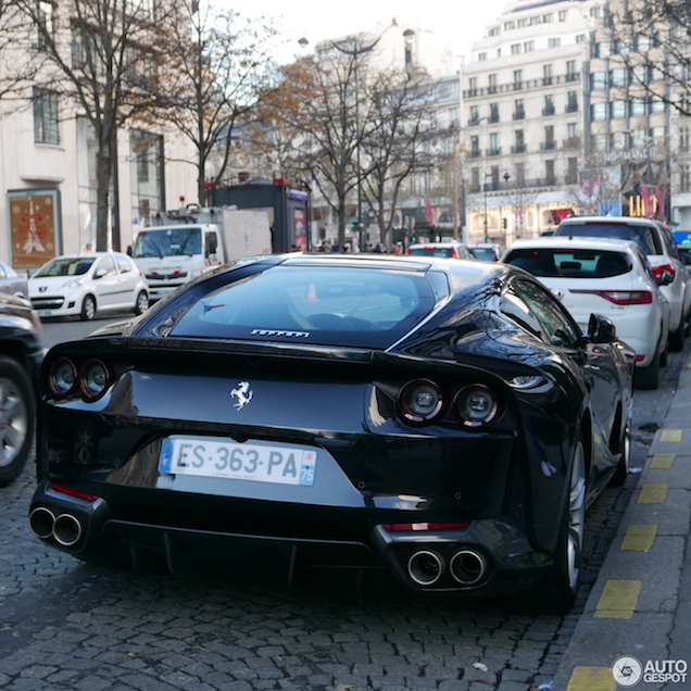Zwarte Ferrari 812 Superfast past prima in het straatbeeld van Parijs