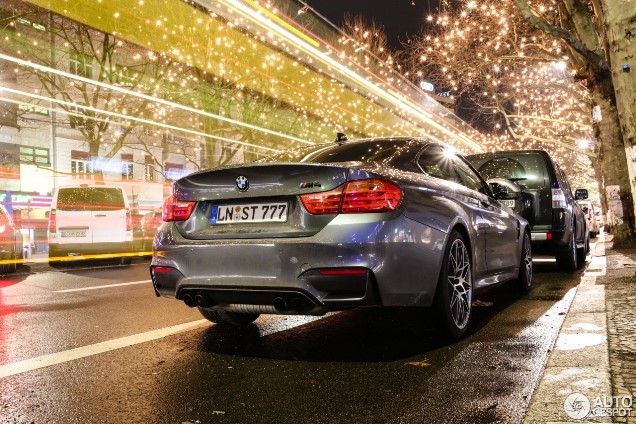 Gespot: BMW M4 Coupé met een Competition Pack bij nacht