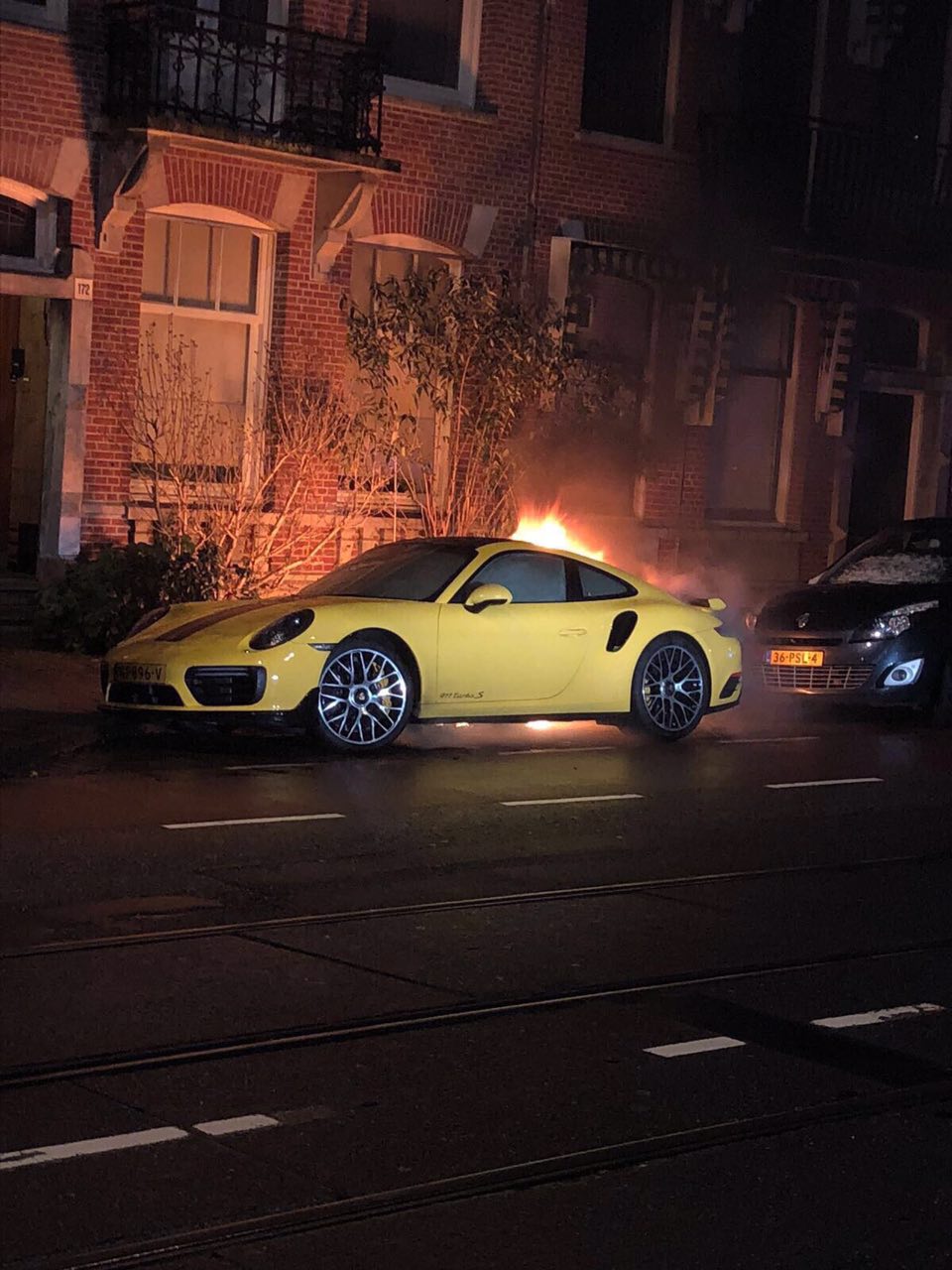 Porsche Turbo S en Tesla Model S ongevraagd ontdooid in Amsterdam