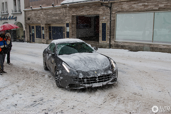 Ferrari FF ploetert door de sneeuw