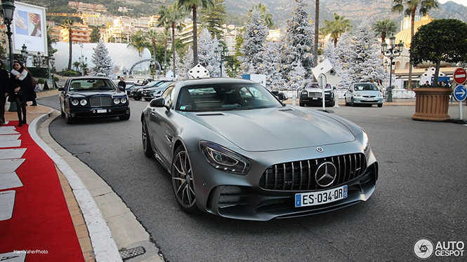 Mercedes-AMG GT R geniet van kerstsfeer op casinoplein in Monaco