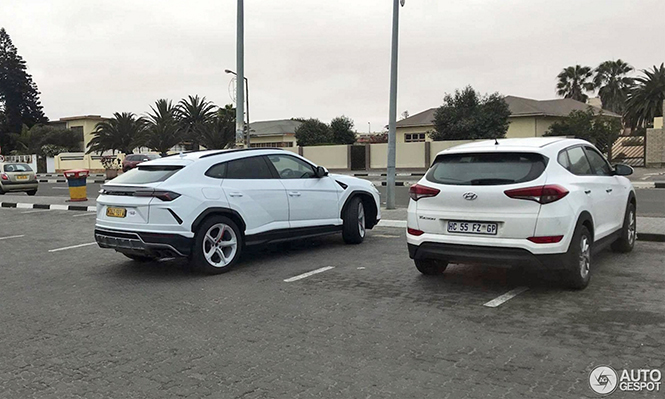 Lamborghini Urus staat rustig geparkeerd in Namibië