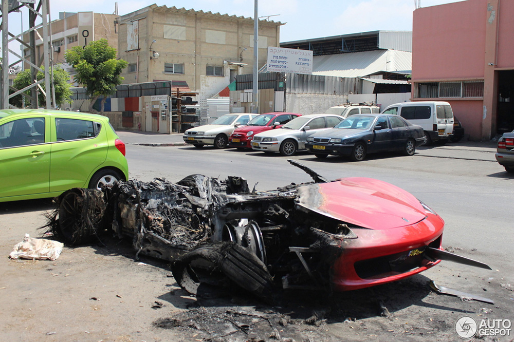 Ferrari 458 Italia in Israel tot de grond afgebrand