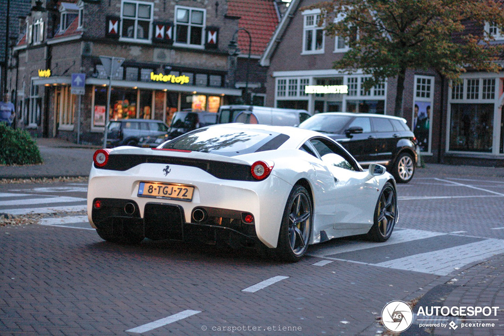 Ferrari 458 Speciale steelt de Spot van de dag