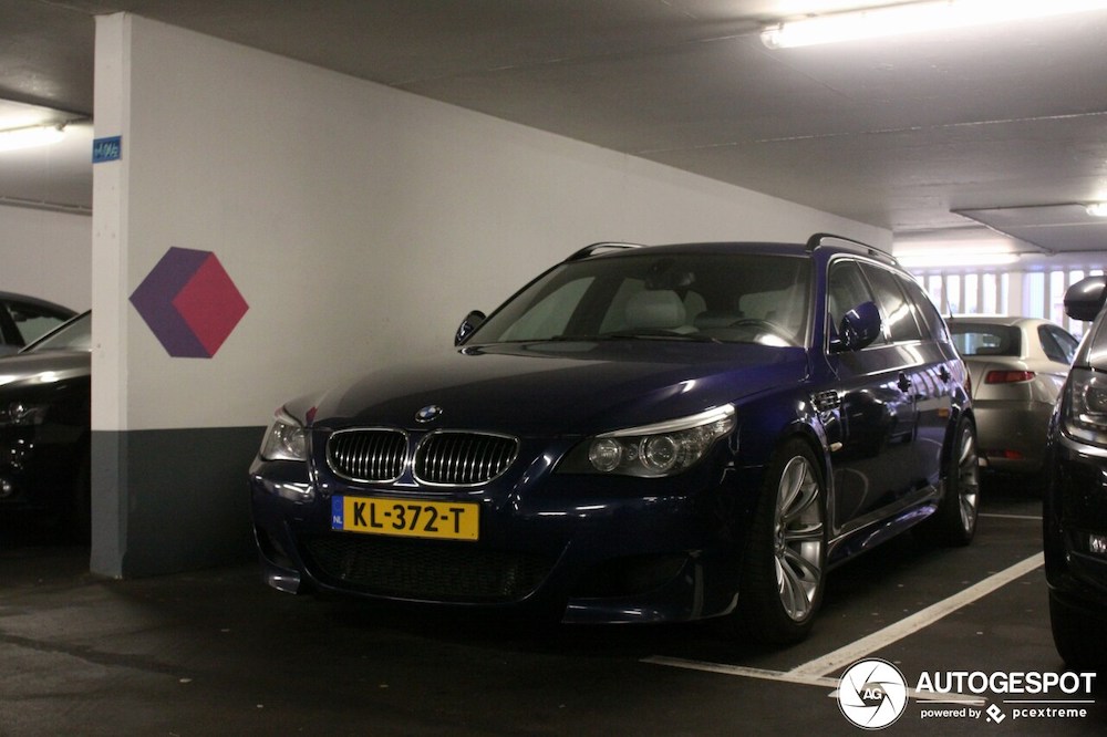 Donkerblauwe BMW M5 E61 Touring is gaaf