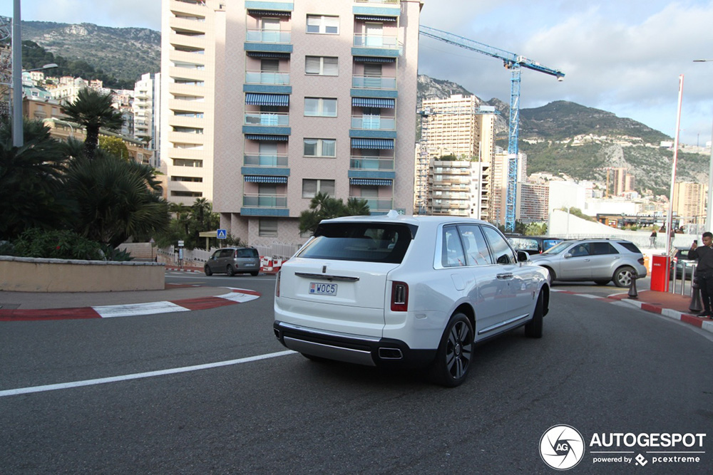 Rolls-Royce Cullinan lag onder de kerstboom
