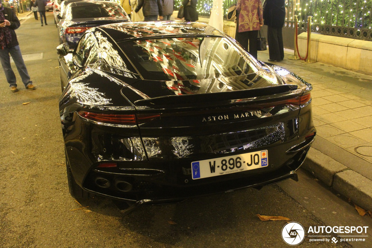Aston Martin DBS Superleggera mag wel oppassen in Parijs