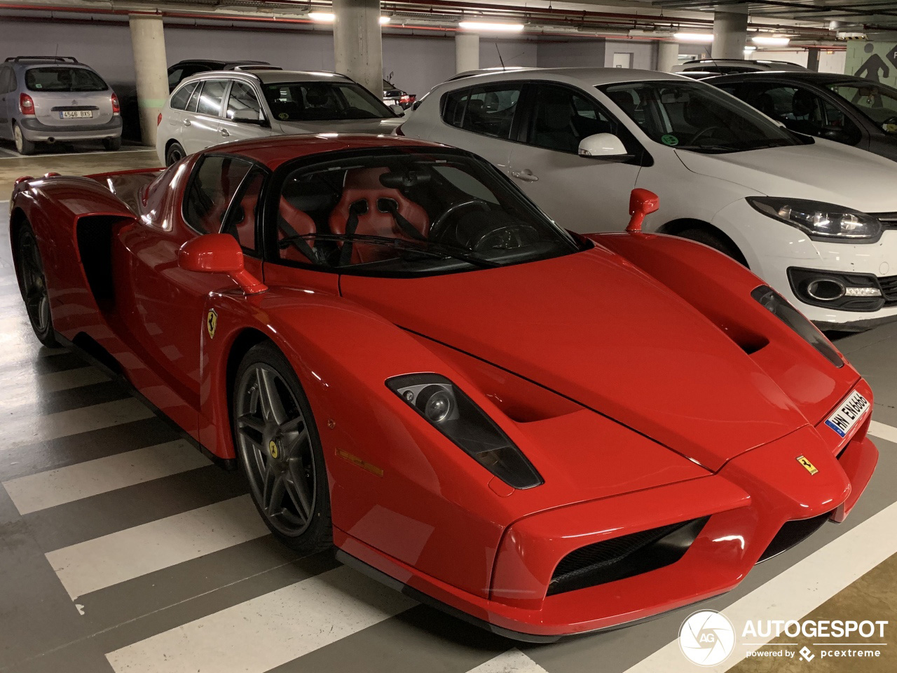 Ferrari Enzo Ferrari verstopt in garage van W Barcelona