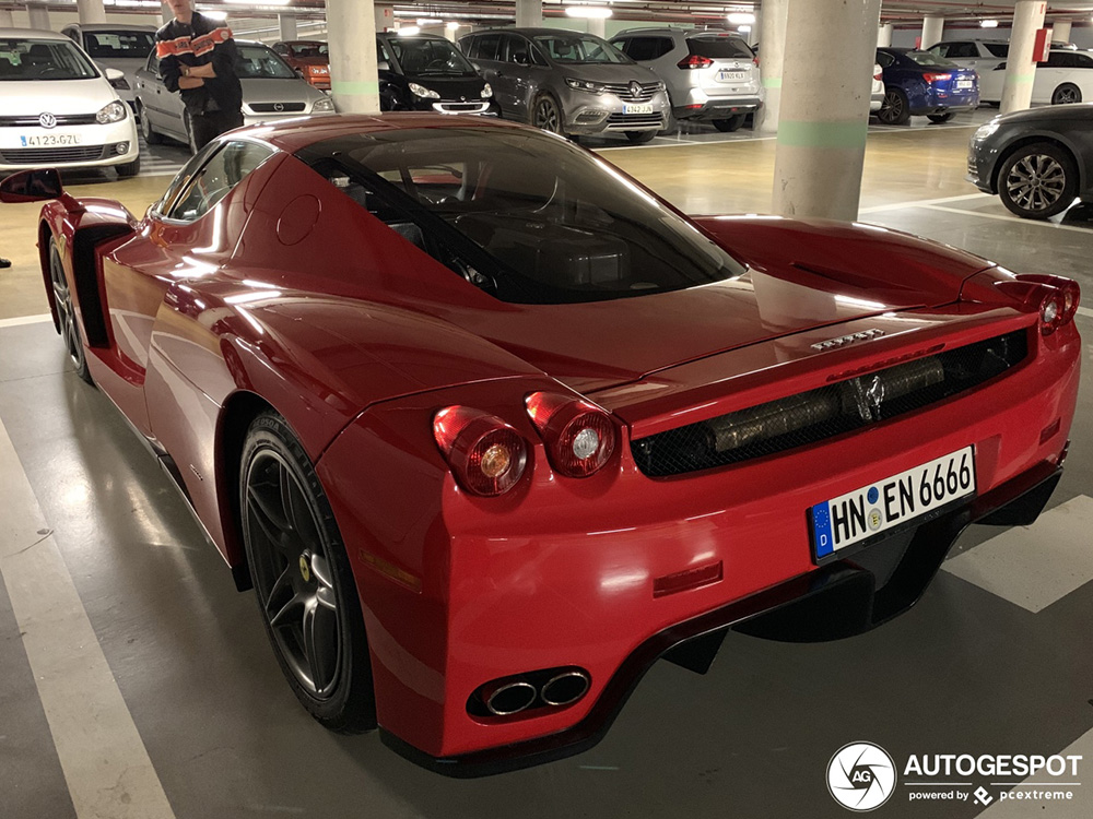 Ferrari Enzo Ferrari verstopt in garage van W Barcelona