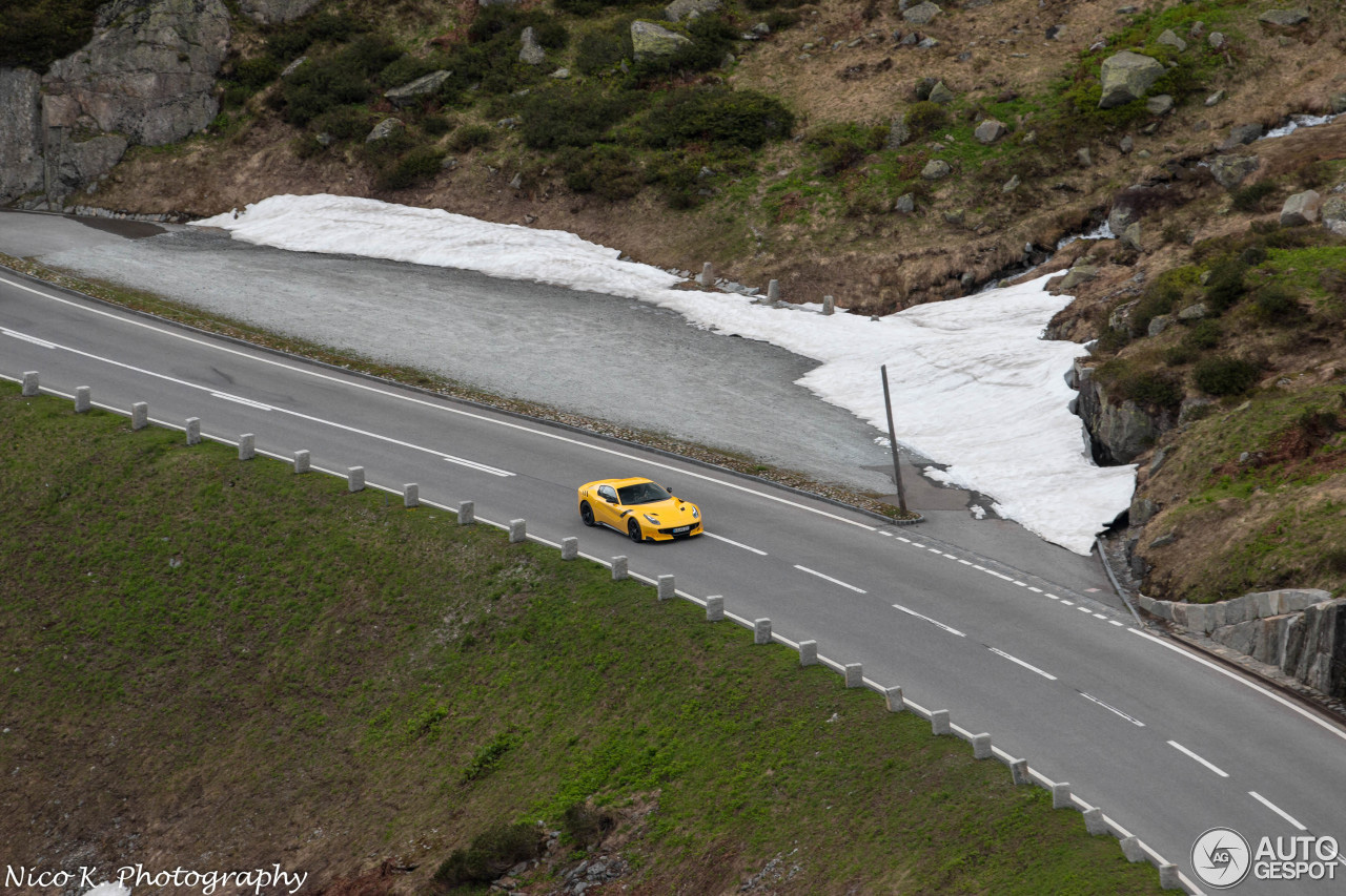 Ferrari F12tdf geniet nog van sneeuwloze wegen