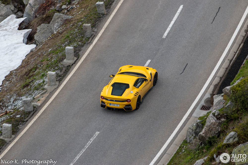 Ferrari F12tdf geniet nog van sneeuwloze wegen