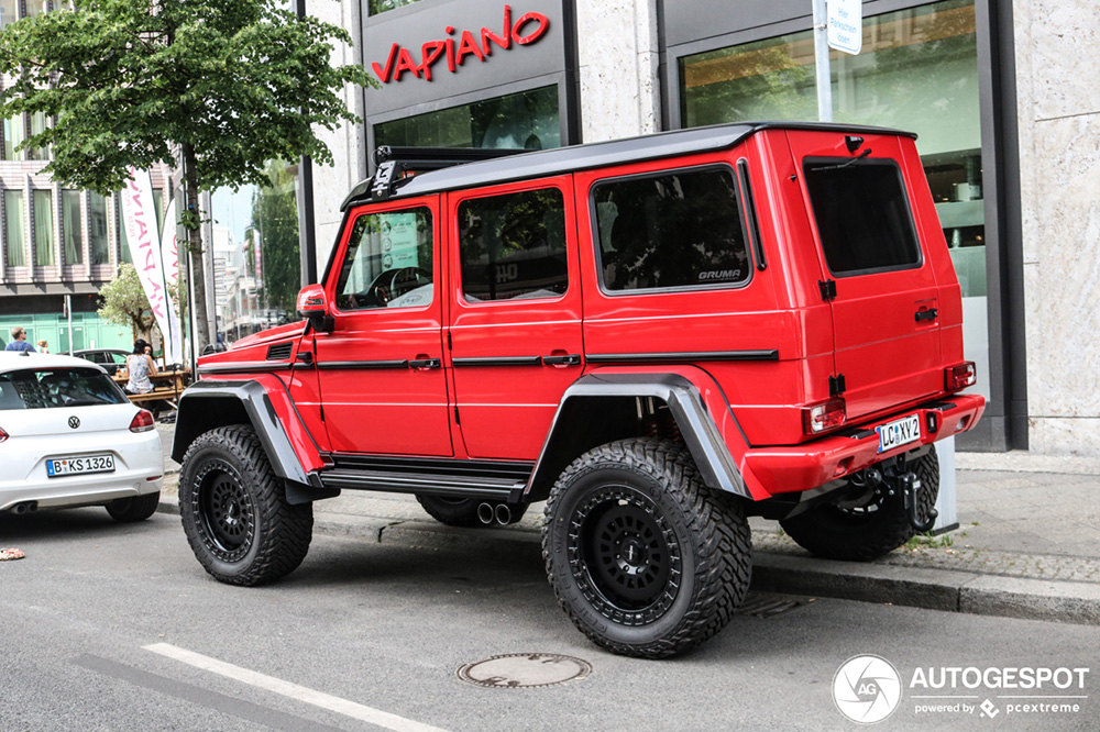 Rode Mercedes-Benz G 500 4X4² is klaar voor het grove werk