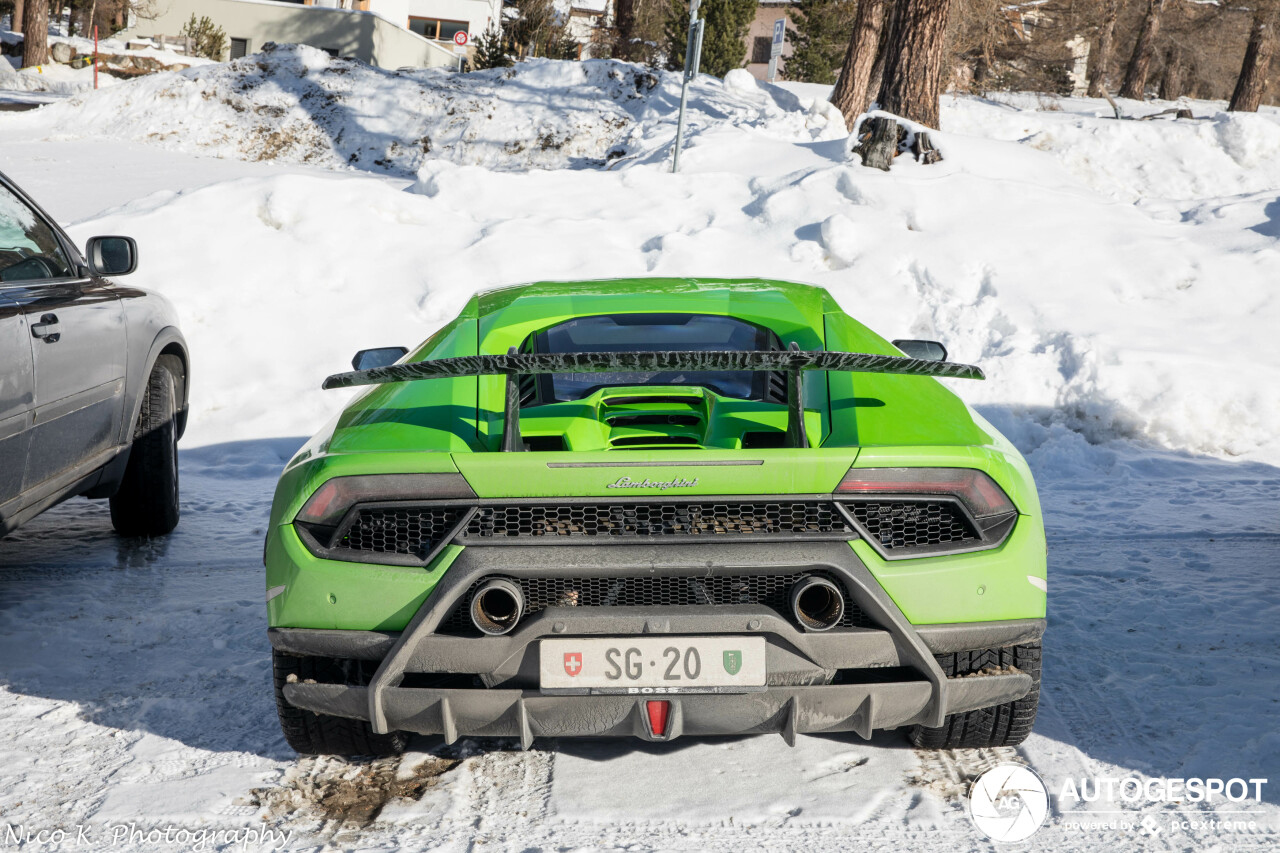 Lamborghini is niet bang voor beetje sneeuw