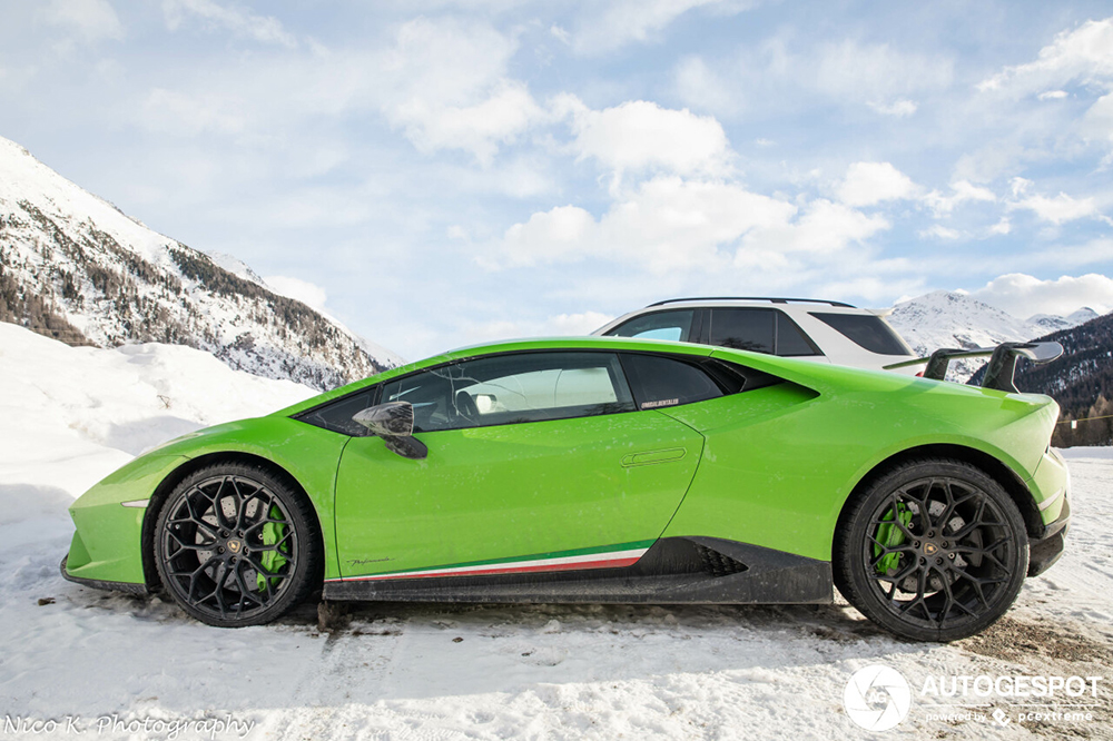 Lamborghini is niet bang voor beetje sneeuw