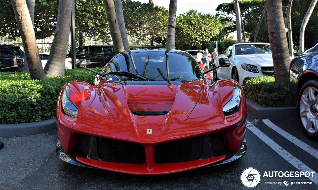 Ferrari LaFerrari is de ster van de parkeerplaats