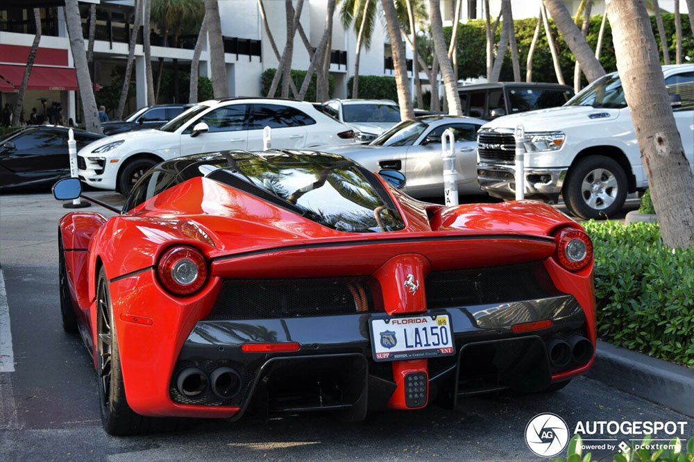 Ferrari LaFerrari is de ster van de parkeerplaats