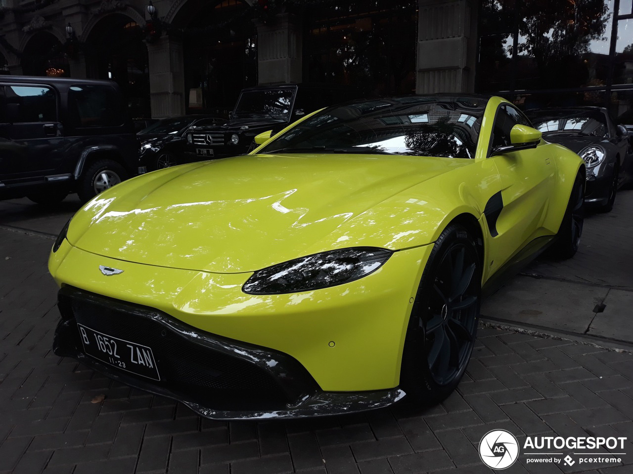 Aston Martin V8 Vantage blinkt in Jakarta