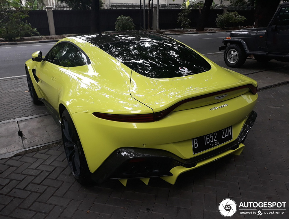 Aston Martin V8 Vantage blinkt in Jakarta
