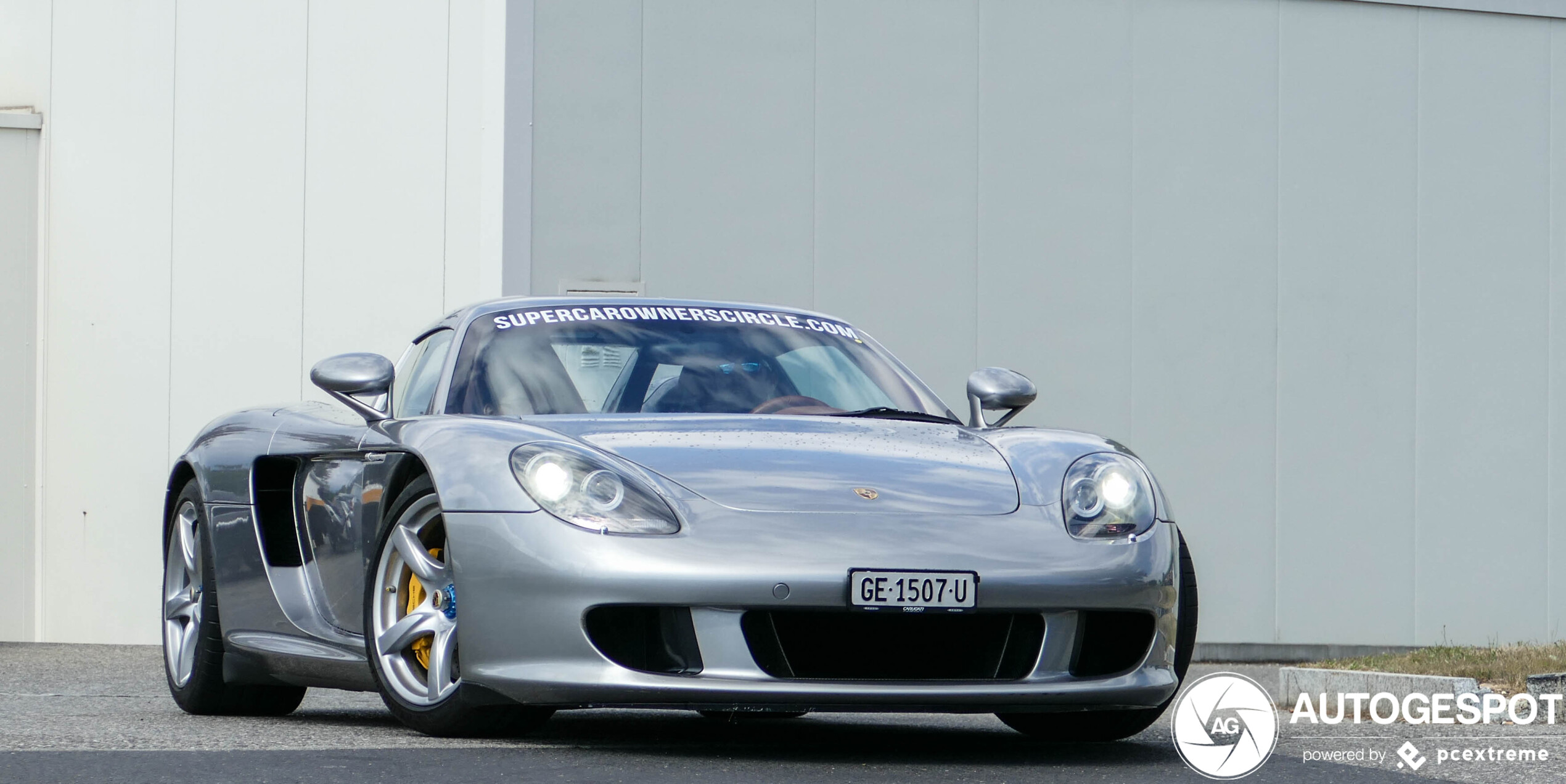 Porsche Carrera GT vult de straten van Genève