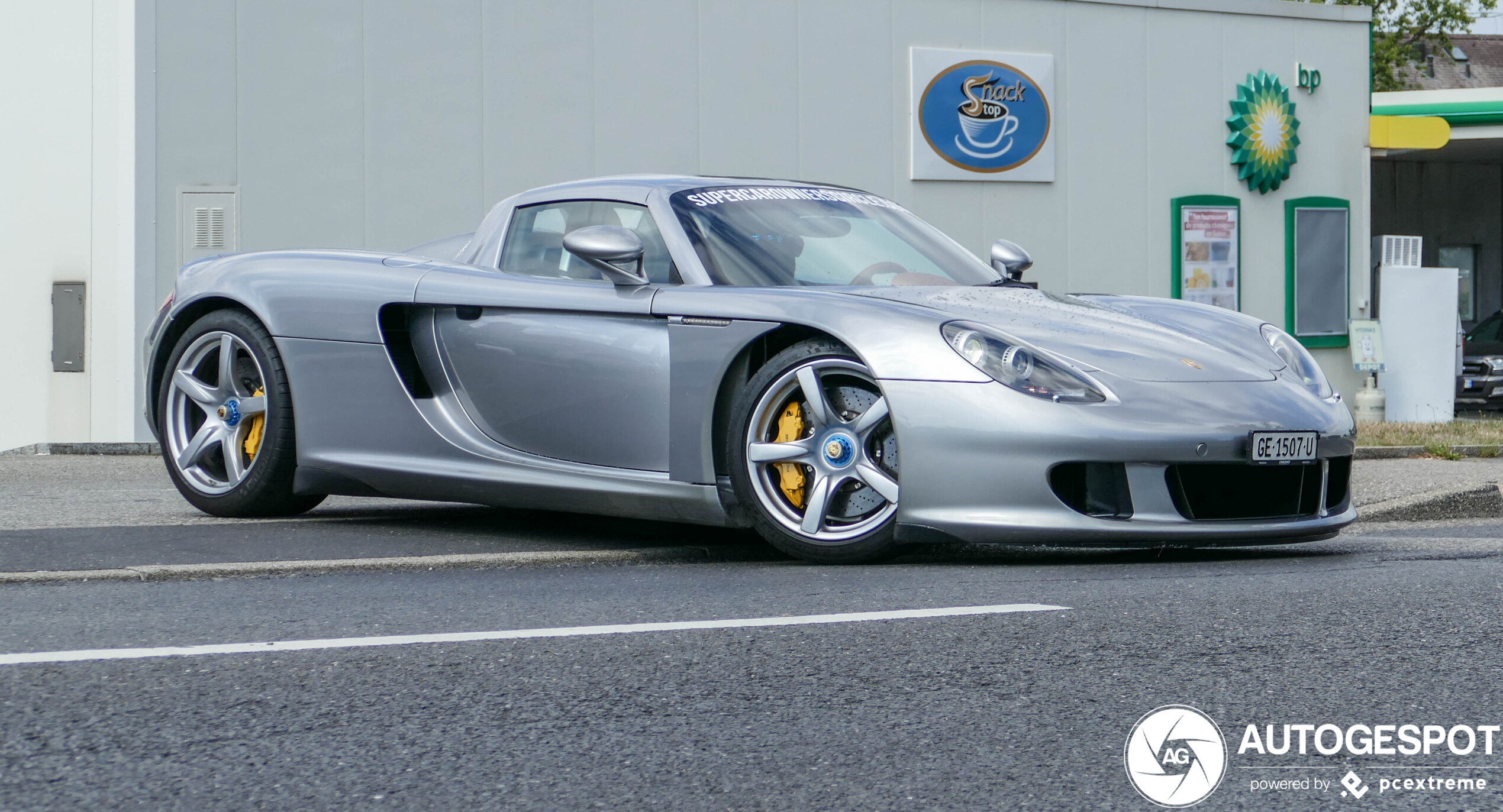 Porsche Carrera GT vult de straten van Genève