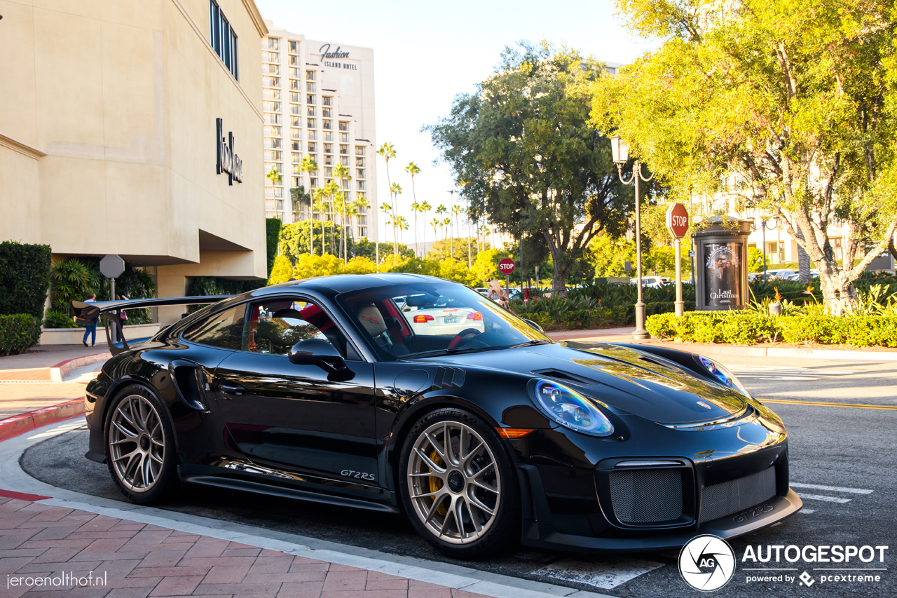 Gitzwarte Porsche GT2 RS is een plaatje