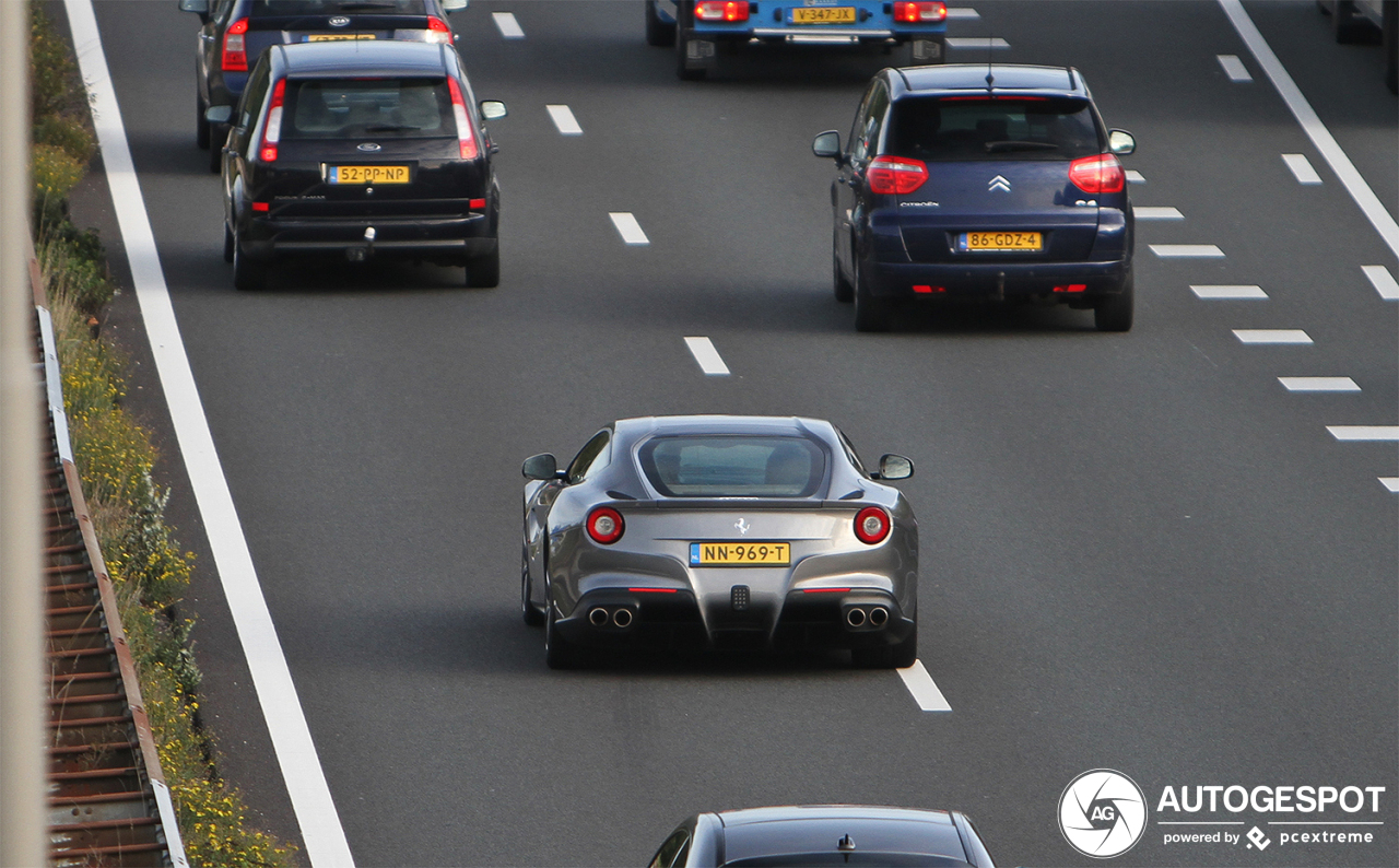 Spot van de dag: komkommertijd met deze Ferrari F12berlinetta