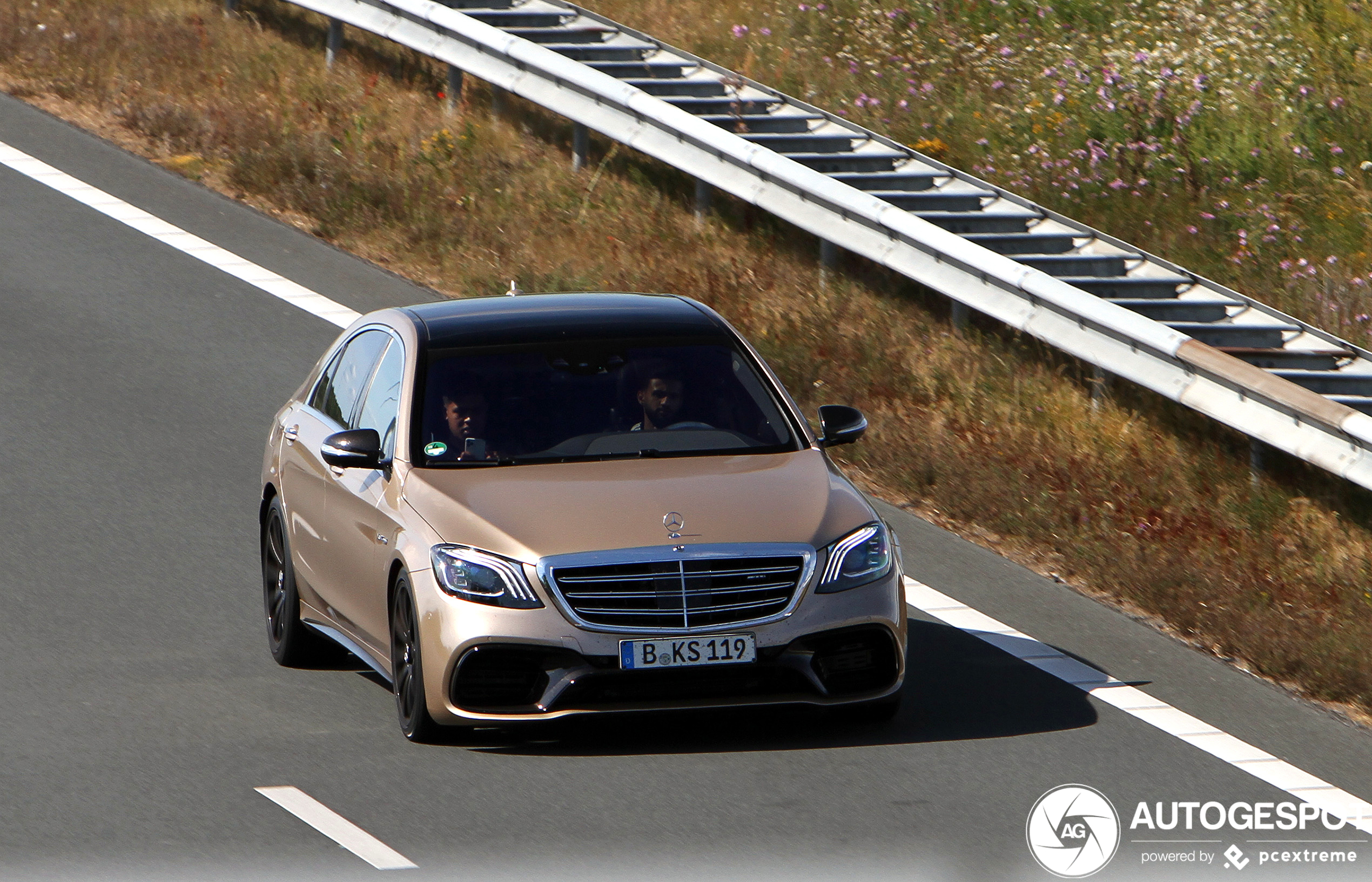 Mercedes-AMG S63 is heerlijk in het goud