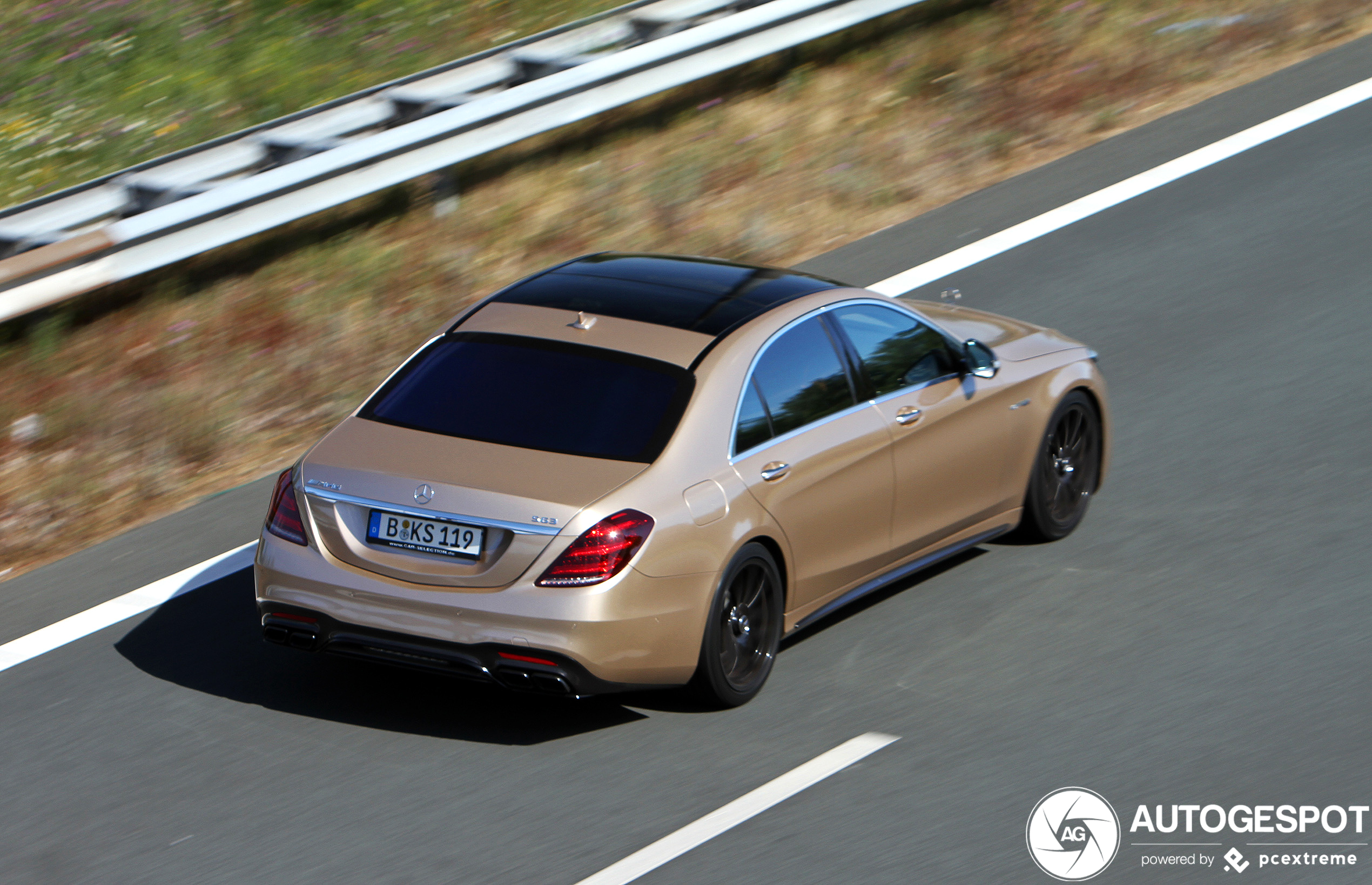 Mercedes-AMG S63 is heerlijk in het goud